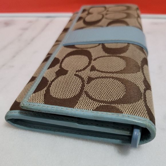 Coach Classic Logo Bifold Wallet. - Picture 5 of 11